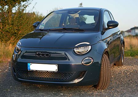 Fiat 500E , Ozeangrün, große 42 kWh Batterie