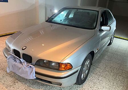 BMW 523i 523 5er E39 Automatik/Klima/Leder/LM/TÜV 08-26