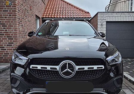 Mercedes-Benz GLA 200 4Matic 8G-DCT