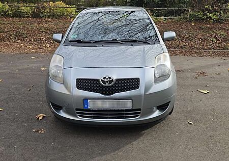 Toyota Yaris 1. Hand / viele neue Teile