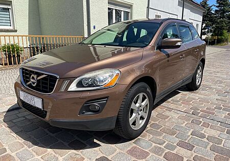 Volvo XC 60 XC60 SUMMUM / AWD / 8x Reifen / SHZ / AHK / KLIMA
