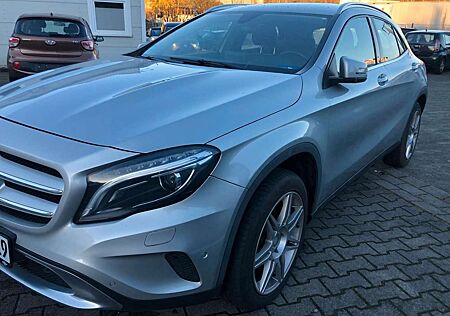 Mercedes-Benz GLA 200 (156PS) 7-G Tronic/LEDER/NAVI/PDC/LED