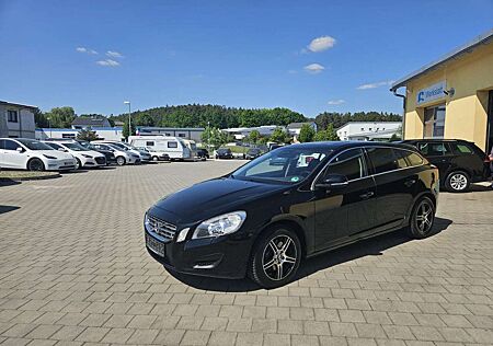 Volvo V60 Kombi Momentum*8-fach Bereift*AHK*