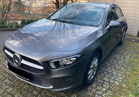 Mercedes-Benz A 180 7G- DCT, Parktronic, Licht und Sichtpaket, usw.