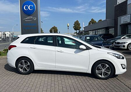 Hyundai i30 1.6 CRDI cw YES! SILVER SUPER ZUSTAND