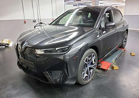BMW iX 40 xDRIVE SPORT/BLACK/22Z./H&K/PANO/SKY-L/KAM