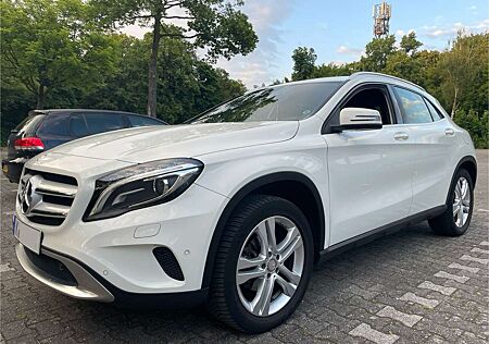 Mercedes-Benz GLA 180 7G-DCT SCORE! AHK Servicehist. only/full M.Benz