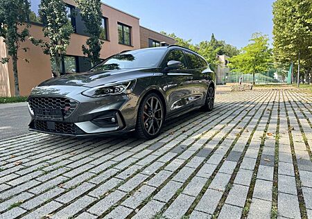 Ford Focus Turnier 2.3 EcoBoost S&S ST mit Styling-Paket