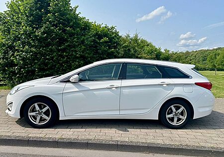 Hyundai i40 1.6 CW Kombi weiß mit AHK