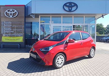 Toyota Aygo x-play +Rückfahr-Kamera+Navi+Ganzjahresreifen