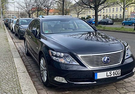 Lexus LS 600 445 PS V8 Hybrid - wenig km - HU fast neu