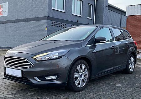 Ford Focus Turnier Titanium / 1. Hand / 8-Fachbereift