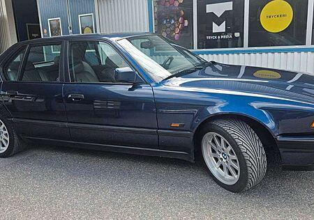 BMW 740 i E32 V8 Leder Klima Schiebedach PDC HiFi
