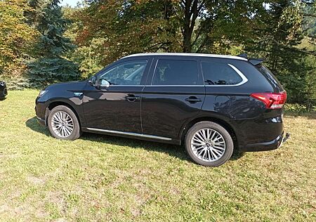 Mitsubishi Outlander 2.4 4WD Plug-In Hybrid Spirit AHK abnehmbar