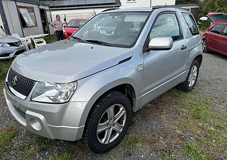 Suzuki Grand Vitara 1.9 DDIS Black and White (3-trg.)