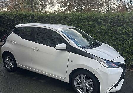 Toyota Aygo FESTPREIS Rückfahrkamera-Klima-Tempomat-Scheckh.