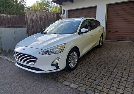 Ford Focus gebraucht kaufen Ford Focus Turn. 1,5TDCI Titan. Navi Klimaaut PDC SHZ Winterr