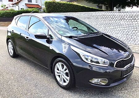 Kia Cee'd Ceed / Cee`d 1.4 16V DREAM TEAM-NAVI/KAM./SHZ-TüV NEU!