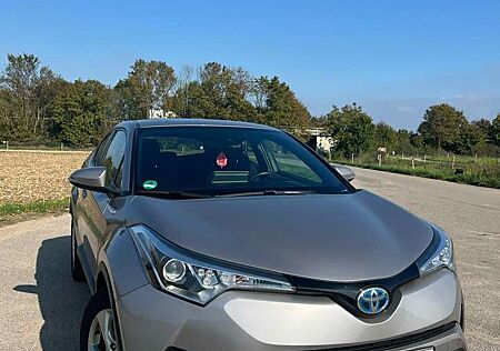 Toyota C-HR Hybrid Style Selection