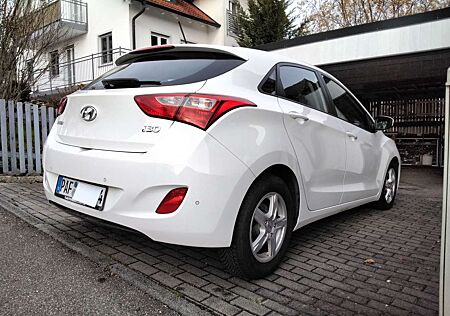 Hyundai i30 blue 1.6 CRDi Trend