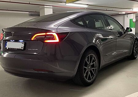 Tesla Model 3 Long Range mit Ultraschallsensoren (USS)