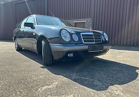 Mercedes-Benz E 220 E-Klasse D Classic 1. Hand Top Zustand ROSTFREI