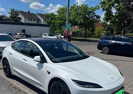 Tesla Model 3 RWD Hinterradantrieb, 8-fach bereift, AHK.