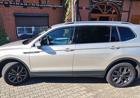 VW Tiguan Allspace Volkswagen Move,IvorySilverMet.,AHK, Navi, DSG., 7Sitz,RüKam.