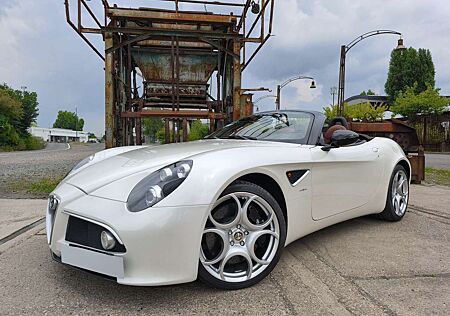 Alfa Romeo 8C Einmaliges Duo 8C Spider und MiTo Edition Maserati