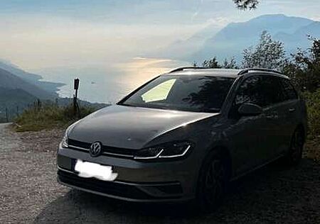 VW Golf Variant Volkswagen 1.6 TDI DSG Sound