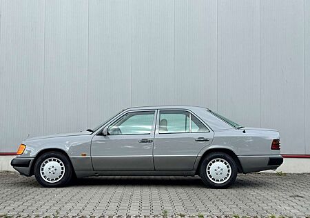 Mercedes-Benz 300 d Turbo, Liasgrau/beige,Klima,kein Winterbetr