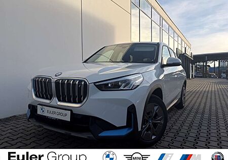 BMW iX1 xDrive 30A AD AHK-klappbar AHK Navi Digitales Cock