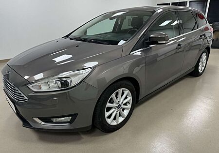 Ford Focus Turnier Titanium*PDC*AC*BIXENON*STZHZ*LMF*