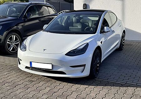 Tesla Model 3 Performance Long Range mit Dualmotor-Allradantrieb