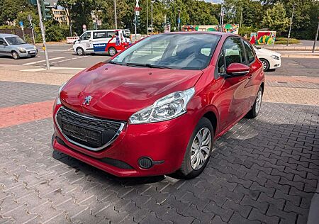 Peugeot 208 Active BT. PDC. Klima