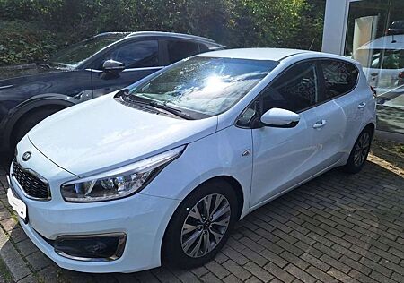 Kia Cee'd Ceed / Scheckheft Navi Kamera SHZ PDC Alu 135-PS