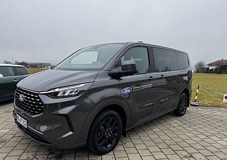Ford Tourneo Custom 320 L1H1 VA Titanium; 8-fach bereift