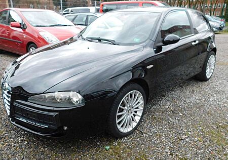 Alfa Romeo 147 Alfa 2.0 Twin SparkDistinctive /Leder/TUV.10.26/