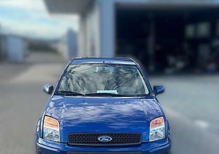 Ford Fusion 1,4 1. HAND I WENIG KM I GEPLEGT I TÜV I KLIMA