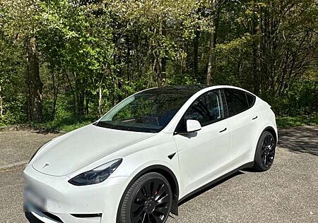 Tesla Model Y Performance | TÜV neu | Garagenfahrzeug