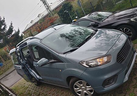 Ford Tourneo Courier 1.0 EcoBoost Titanium