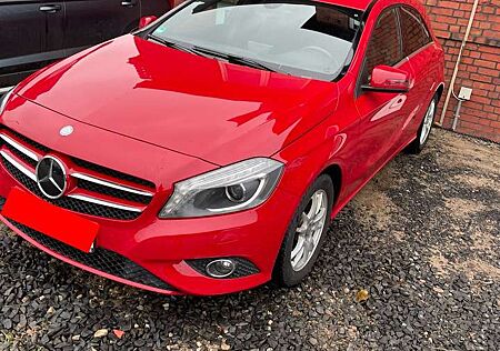 Mercedes-Benz A 180 (BlueEFFICIENCY) 7G-DCT Style