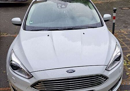 Ford Focus ST-Line TITANIUM TÜV+SERVICE NEU