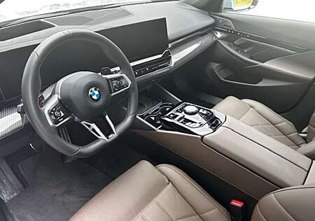 BMW 520d 520 5er Touring Diesel xDrive Touring Aut. + PANO + AHK + Bowers&Wilkins
