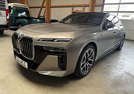 BMW 740d 740 xDrive M Sport AHK StHz Sky B&W