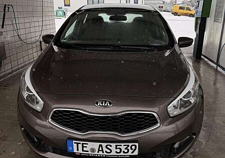 Kia Cee'd Ceed / 1.4 CVVT Fifa World Cup Edition