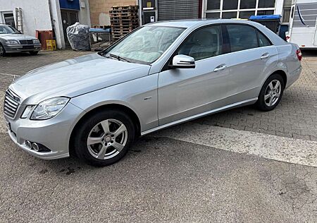 Mercedes-Benz E 250 CGI BlueEfficiency 1.Rentnerhand nur 77700KM