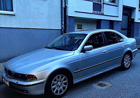 BMW 523i 523