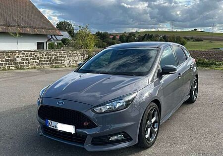 Ford Focus 2.0 EcoBoost ST mit Leder-Sport-Paket