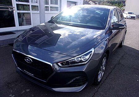 Hyundai i30 Passion + Navi Klimaaut SHZ Kamera Pano